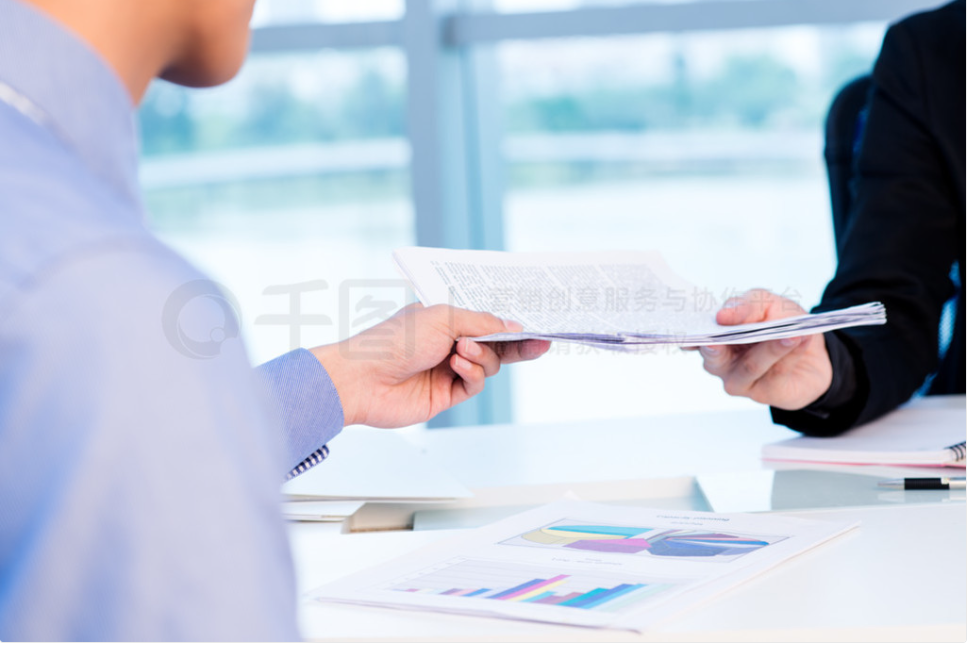 本人无法到现场，别人可以代取太原公积金吗？